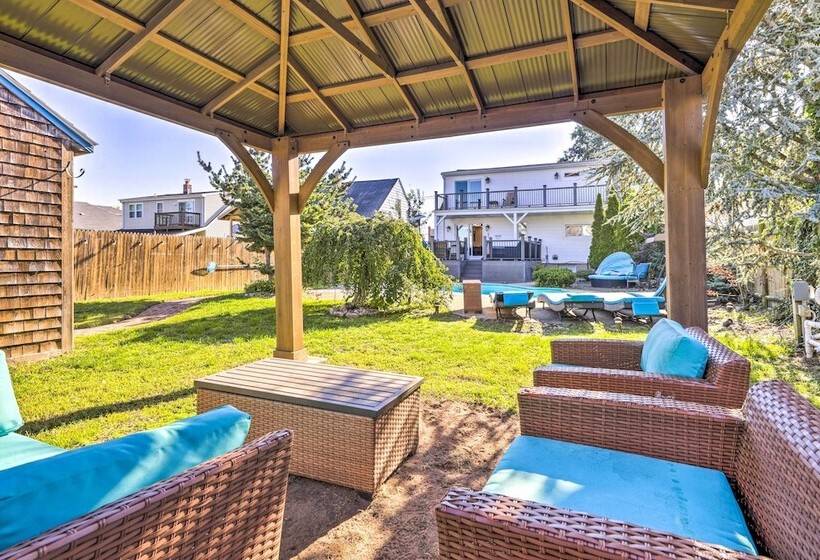 New Haven Gem W/ Private Pool, Walk To Beach!