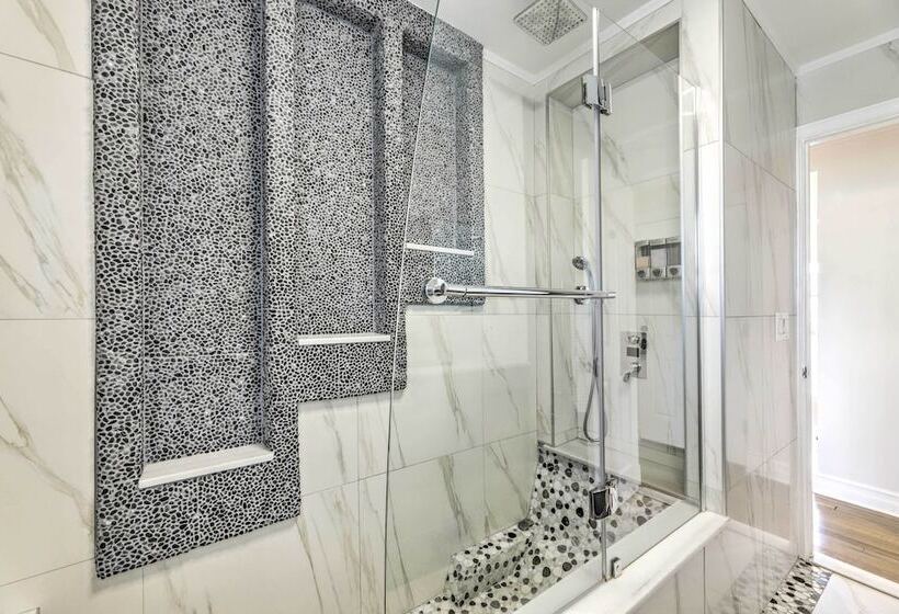 New Haven Gem W/ Private Pool, Walk To Beach!