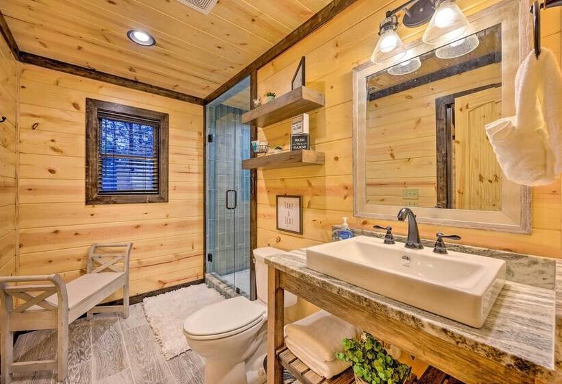 Outdoor Paradise W/ Hot Tub, Firepit, Bbq & More!