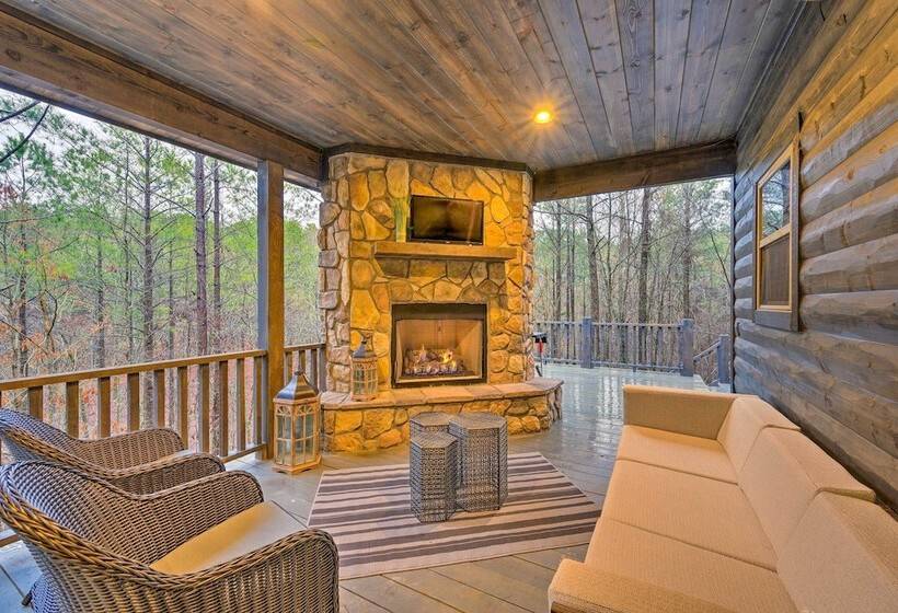 Outdoor Paradise W/ Hot Tub, Firepit, Bbq & More!