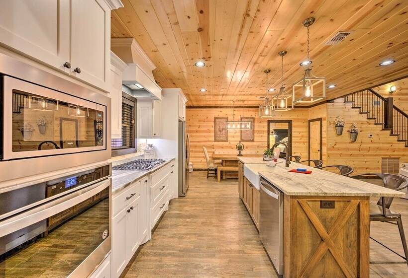 Outdoor Paradise W/ Hot Tub, Firepit, Bbq & More!