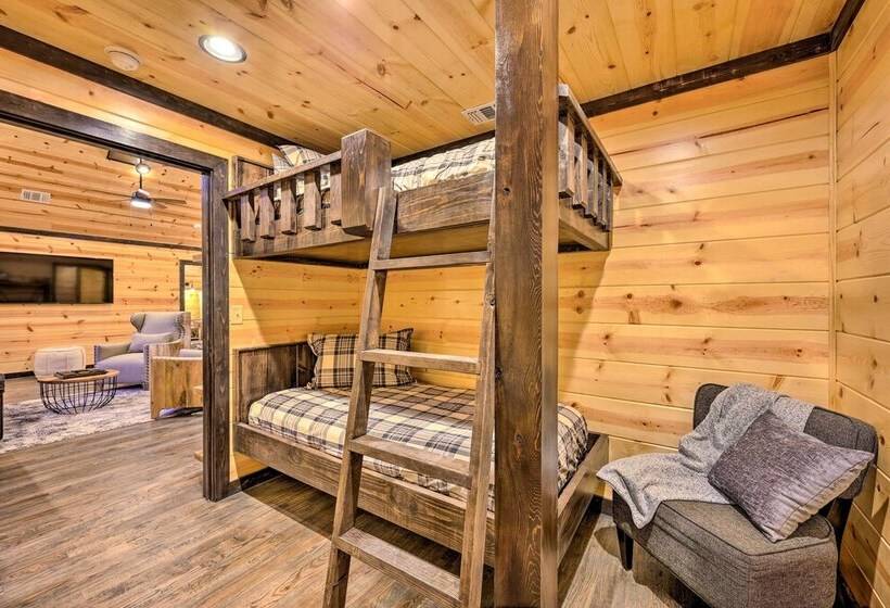 Outdoor Paradise W/ Hot Tub, Firepit, Bbq & More!