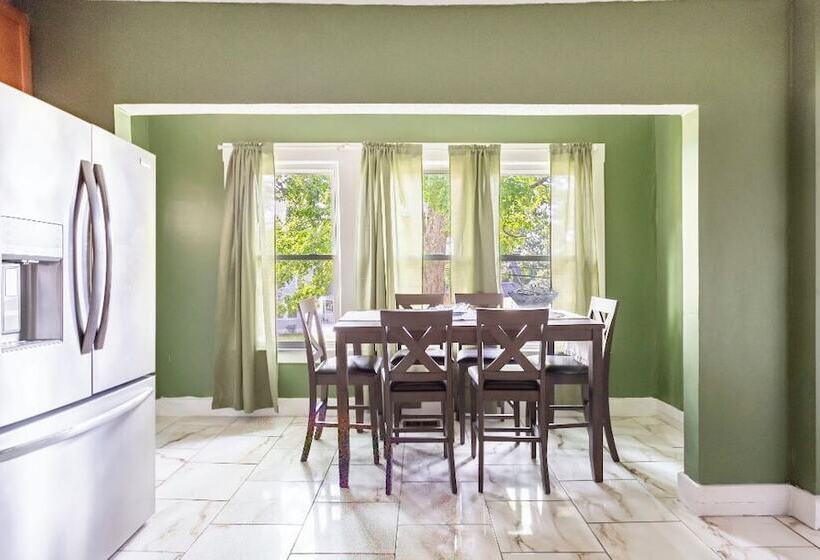 پانسیون Cheney Bros Hill Top Mansion