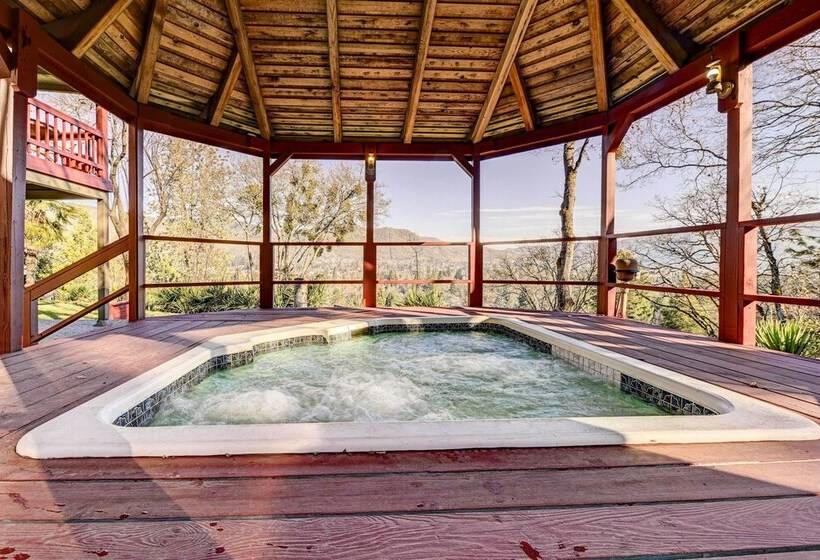 Pet Friendly Grants Pass Home W/ Hot Tub!