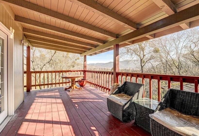 Pet Friendly Grants Pass Home W/ Hot Tub!