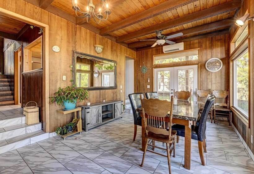 Pet Friendly Grants Pass Home W/ Hot Tub!