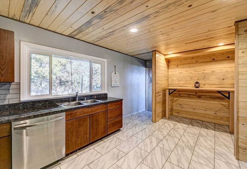 Pet Friendly Grants Pass Home W/ Hot Tub!