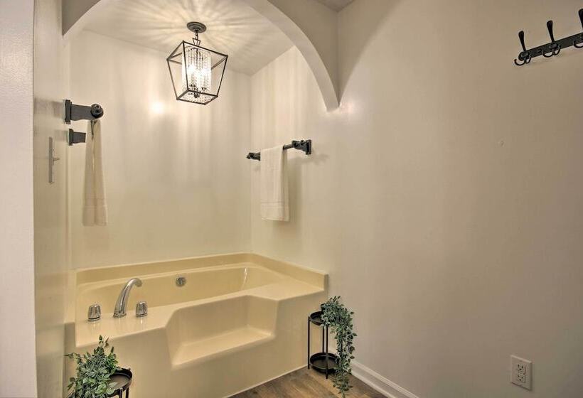 Pet Friendly Lakefront Retreat W/ Deck & Dock