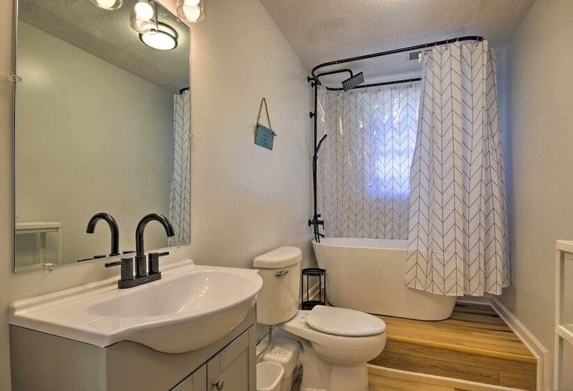 Pet Friendly Lakefront Retreat W/ Deck & Dock