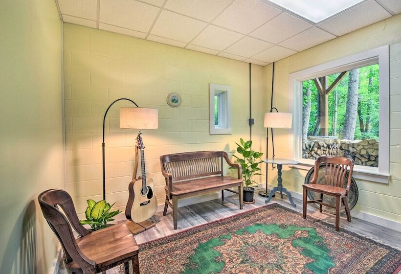 Chauga River Cabin: Pets Welcome!