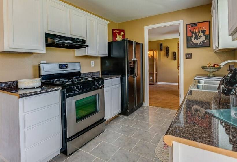 Pet Friendly Victoria Home   Kayak, Fish & Golf!