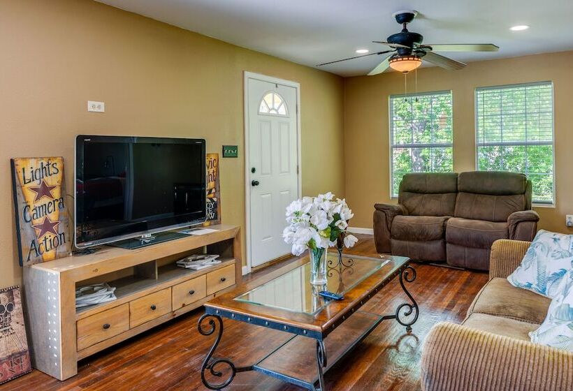 Pet Friendly Victoria Home   Kayak, Fish & Golf!