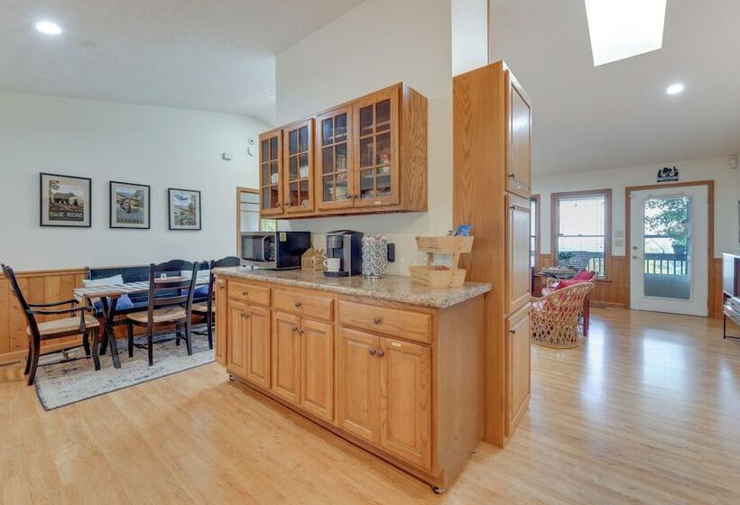 Pet Friendly Waynesville Retreat W/ Hot Tub!