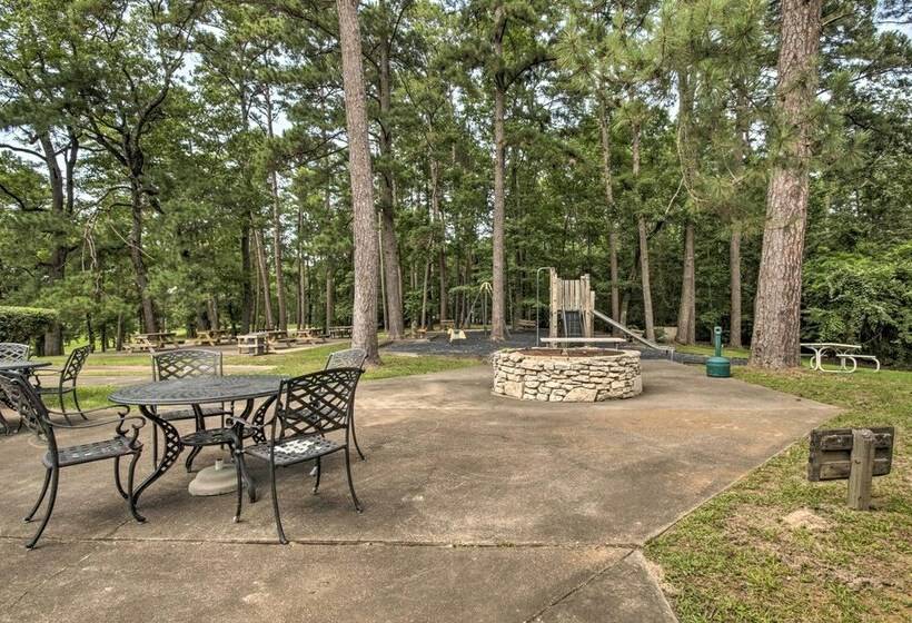 Piney Woods Cottage, Steps From Livingston Lake!