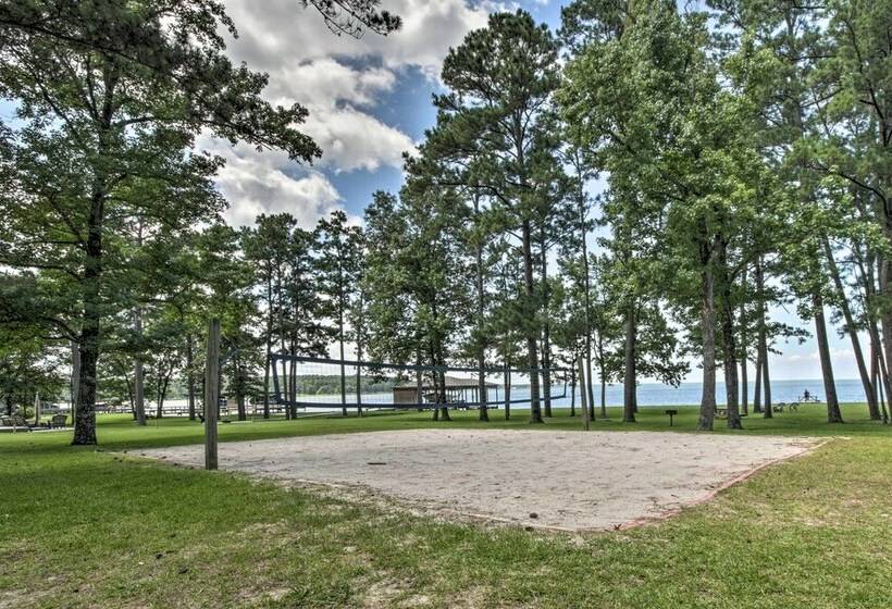 Piney Woods Cottage, Steps From Livingston Lake!