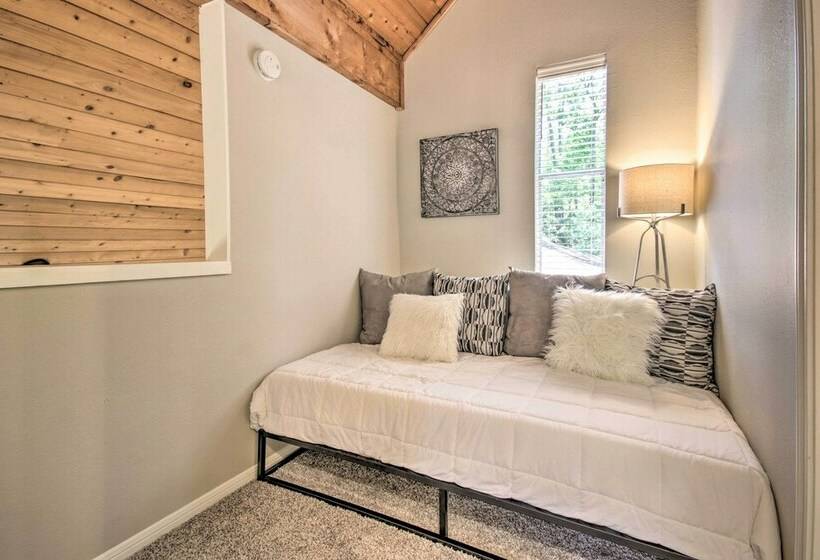 Piney Woods Cottage, Steps From Livingston Lake!