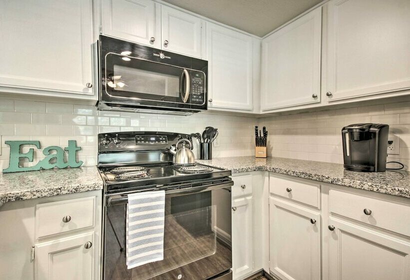 Piney Woods Cottage, Steps From Livingston Lake!