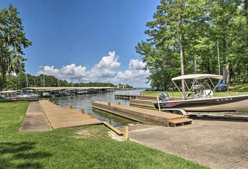 Piney Woods Cottage, Steps From Livingston Lake!