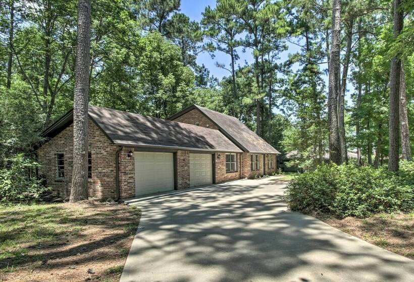 Piney Woods Cottage, Steps From Livingston Lake!