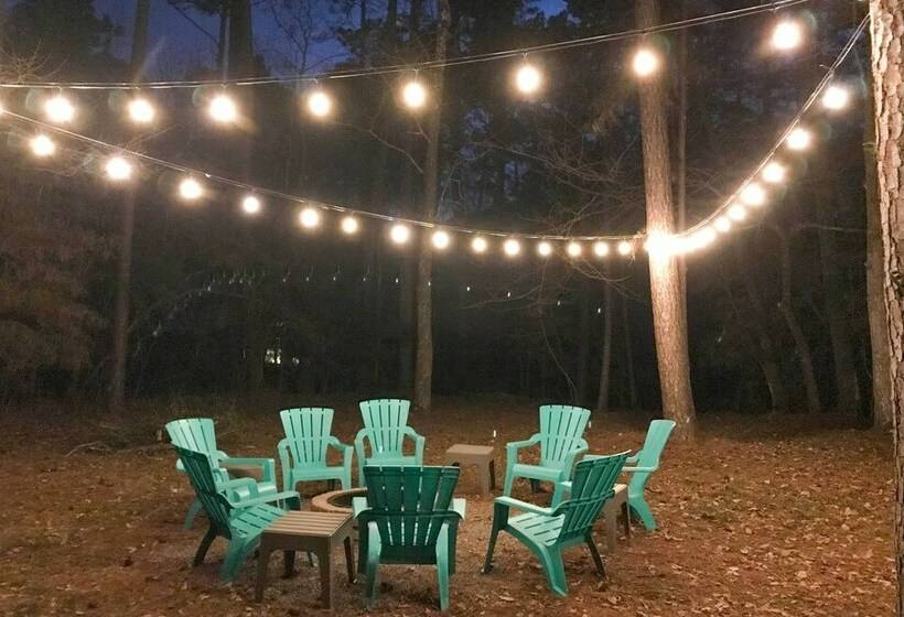 Piney Woods Cottage, Steps From Livingston Lake!