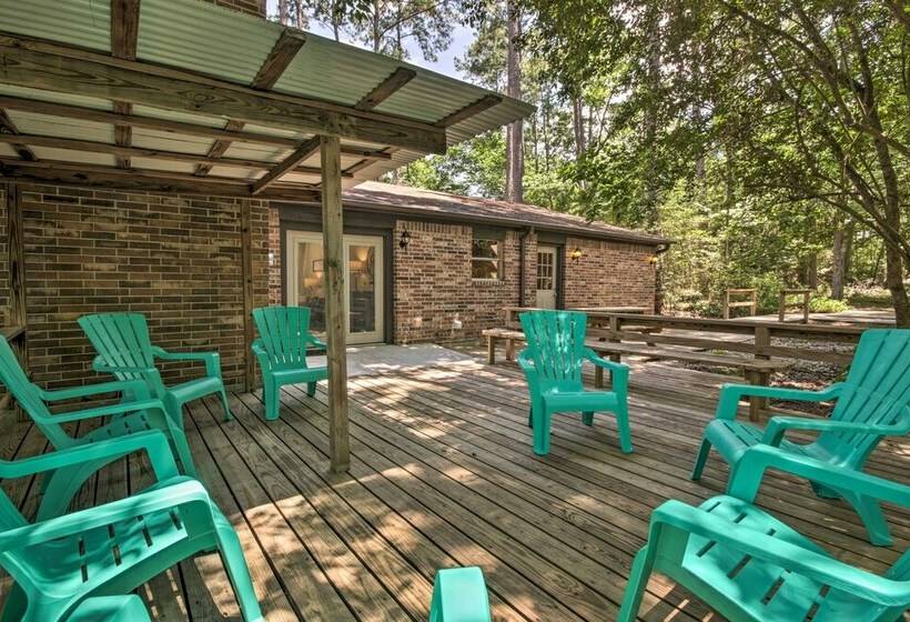 Piney Woods Cottage, Steps From Livingston Lake!