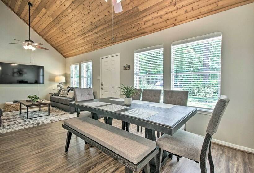 Piney Woods Cottage, Steps From Livingston Lake!