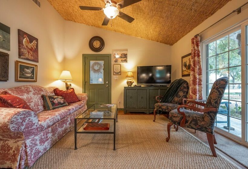 Quaint Countryside Casita: 45 Mi To Ft. Worth