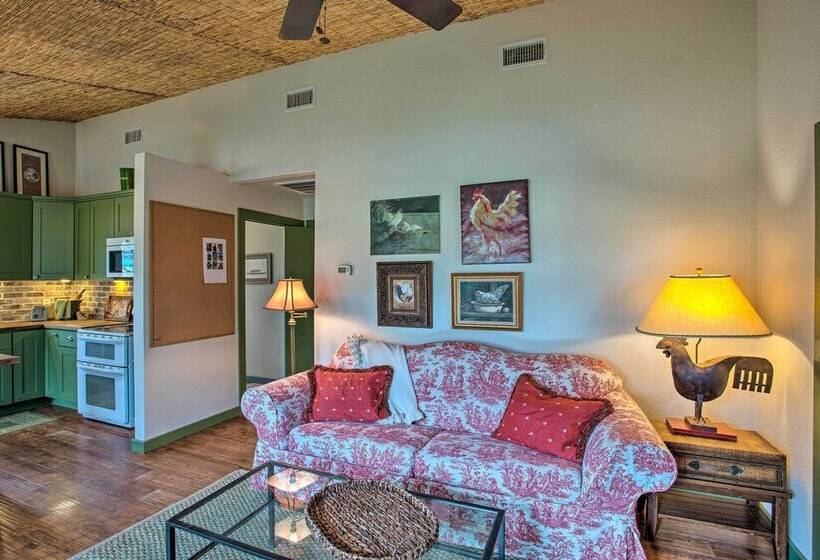 Quaint Countryside Casita: 45 Mi To Ft. Worth