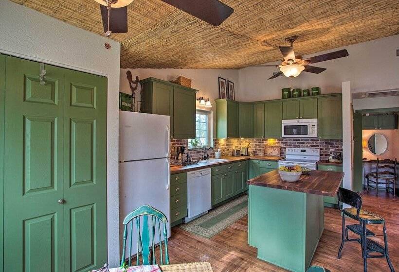 Quaint Countryside Casita: 45 Mi To Ft. Worth