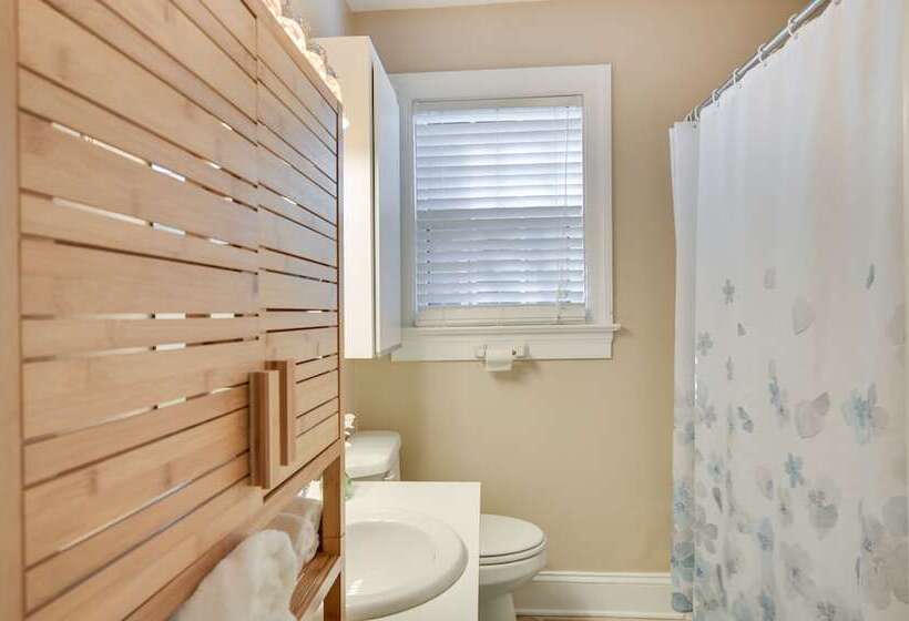 Quaint Goldsboro Home W/ Screened In Porch!