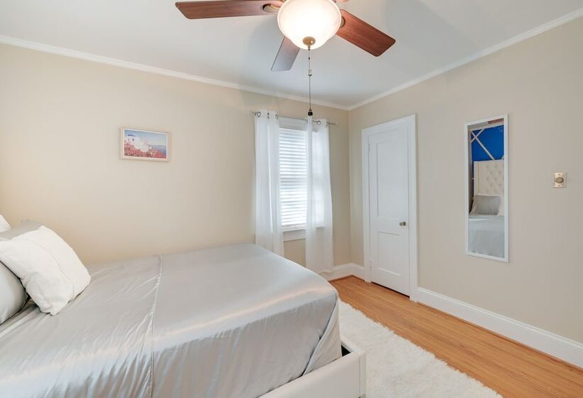 Quaint Goldsboro Home W/ Screened In Porch!