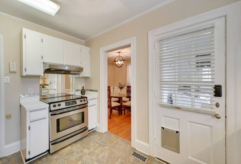 Quaint Goldsboro Home W/ Screened In Porch!