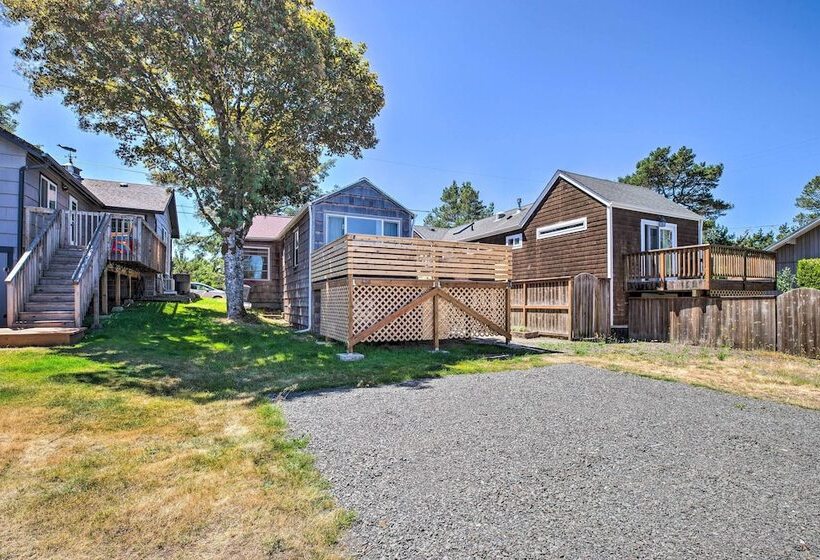 Quaint  Sur La Mer  Cottage W/ Deck, Fire Pit