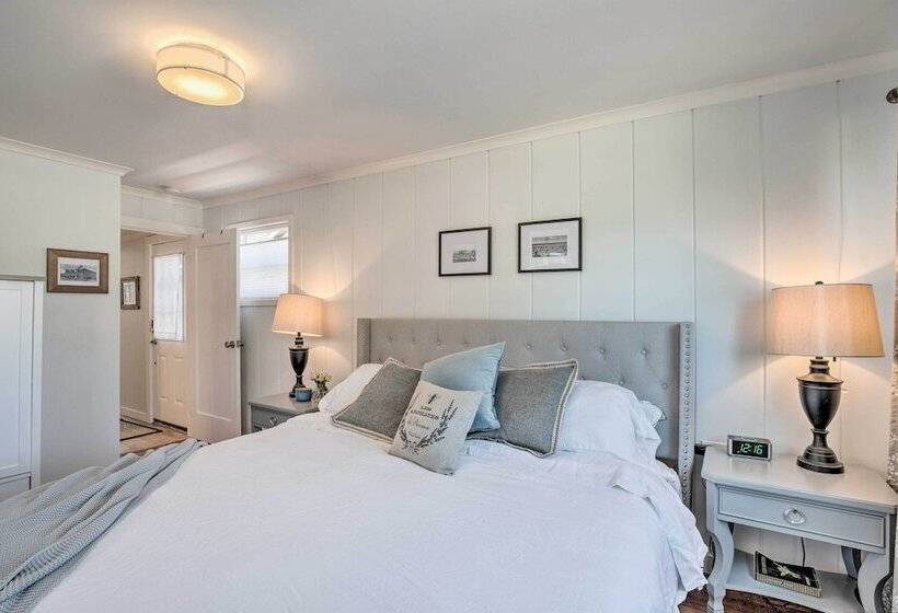 Quaint  Sur La Mer  Cottage W/ Deck, Fire Pit