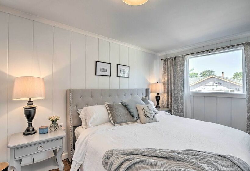 Quaint  Sur La Mer  Cottage W/ Deck, Fire Pit