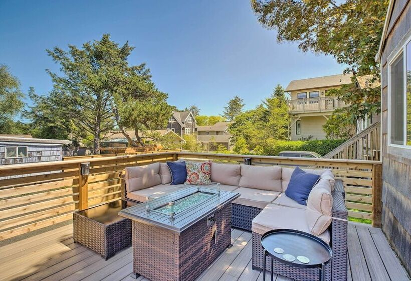 Quaint  Sur La Mer  Cottage W/ Deck, Fire Pit