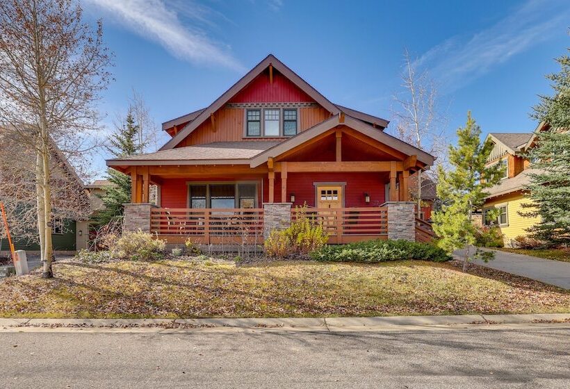 Quiet Fraser Family Escape: Hot Tub & Front Porch!