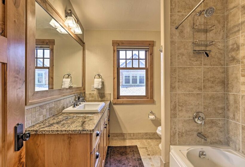 Quiet Fraser Family Escape: Hot Tub & Front Porch!