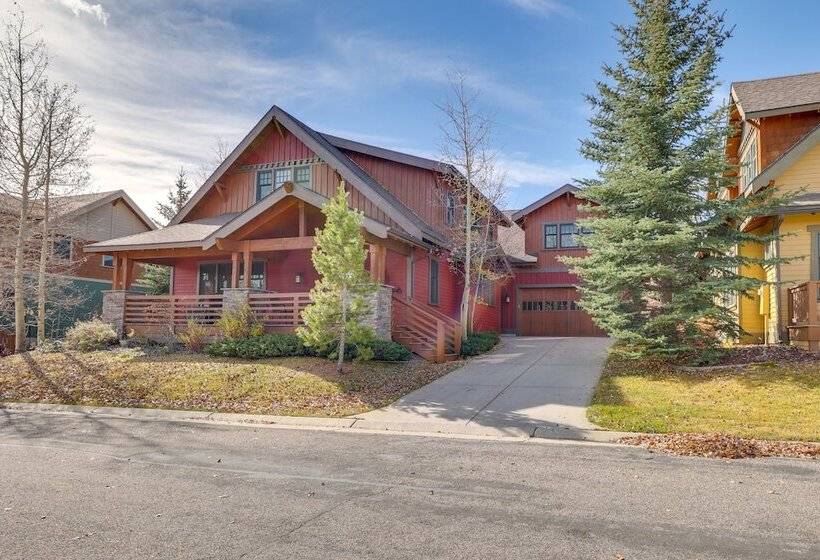 Quiet Fraser Family Escape: Hot Tub & Front Porch!