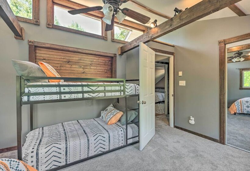 Cozy Poconos Cottage W/ Hot Tub Near Ski Resorts!