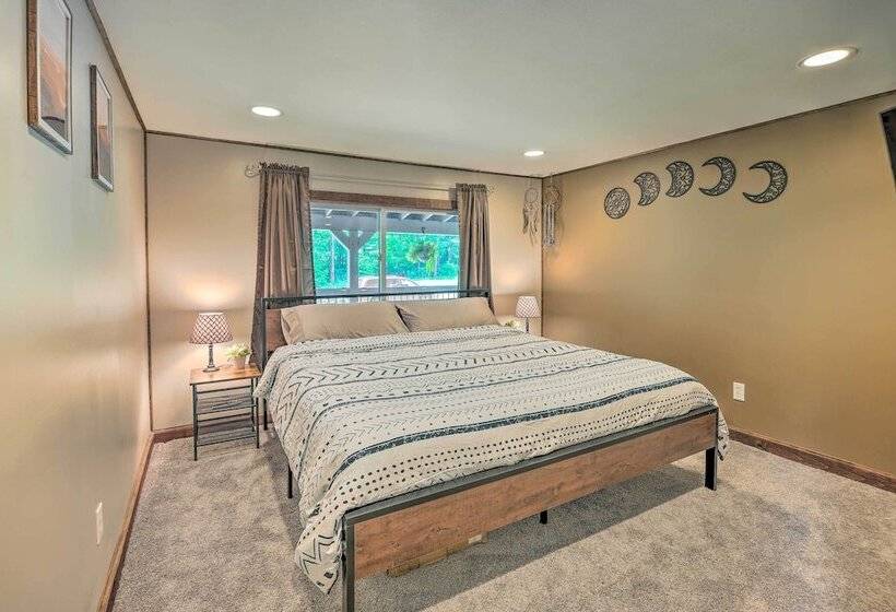 Cozy Poconos Cottage W/ Hot Tub Near Ski Resorts!