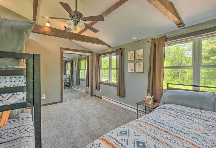 Cozy Poconos Cottage W/ Hot Tub Near Ski Resorts!