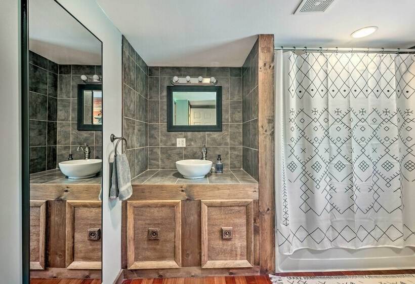 Cozy Poconos Cottage W/ Hot Tub Near Ski Resorts!