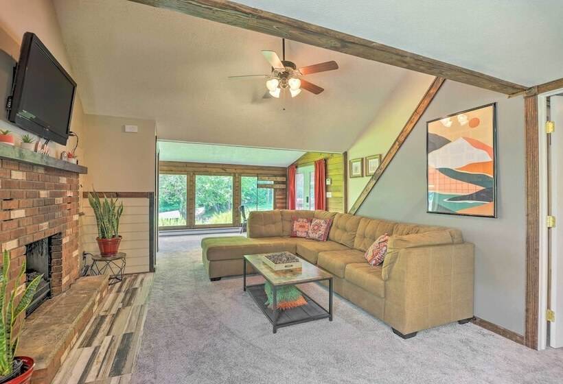 Cozy Poconos Cottage W/ Hot Tub Near Ski Resorts!