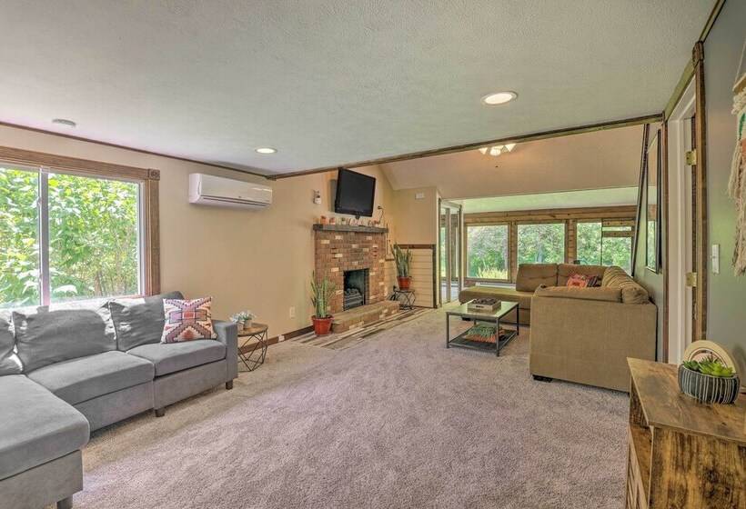 Cozy Poconos Cottage W/ Hot Tub Near Ski Resorts!