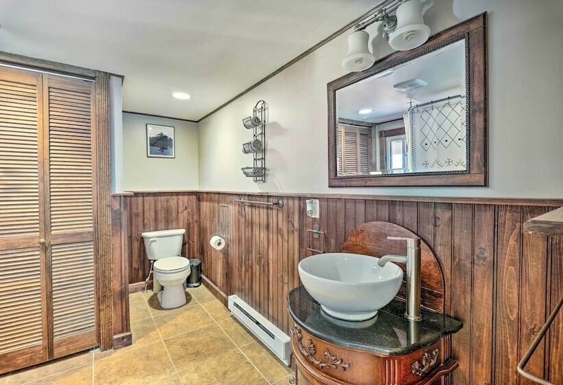 Cozy Poconos Cottage W/ Hot Tub Near Ski Resorts!