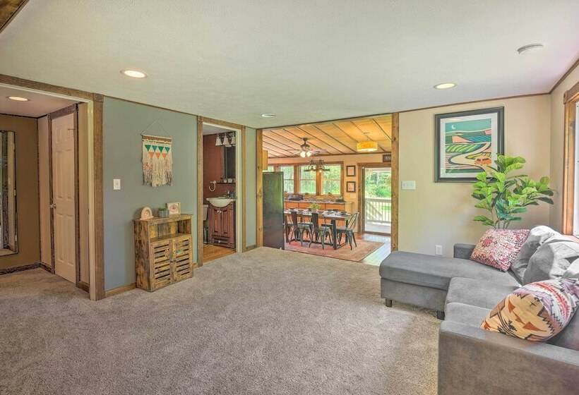 Cozy Poconos Cottage W/ Hot Tub Near Ski Resorts!