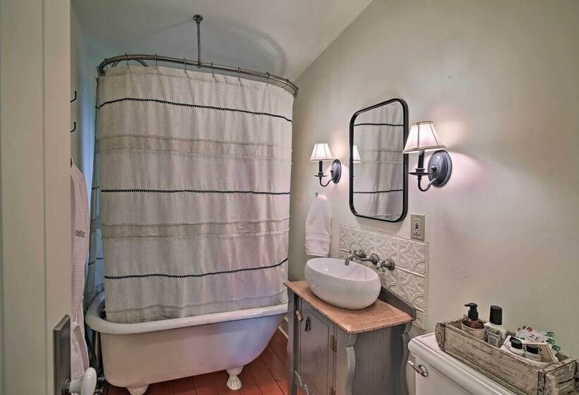 Red Stair Haus 4 Suite Haven Near Main Street!