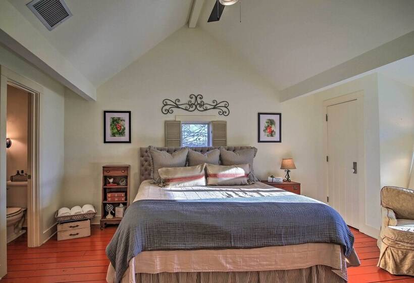 Red Stair Haus 4 Suite Haven Near Main Street!