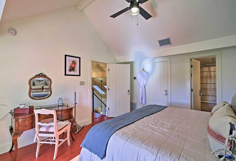 Red Stair Haus 4 Suite Haven Near Main Street!